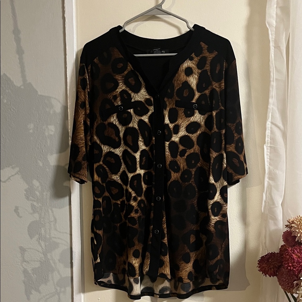 Chic Leopard Print Button-Up Blouse